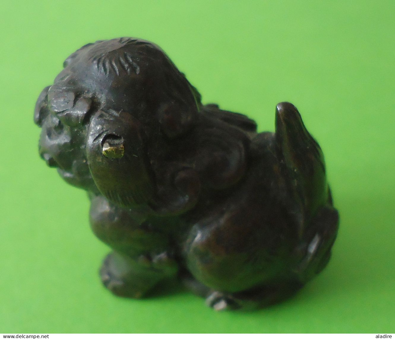 OKIMONO  置き物 - Bronze Patiné Chien Accroupi Queue Dressée - Période Meiji (fin XIXe Siècle) - 30 X 20 X 25 Mm - 77 G - Asian Art