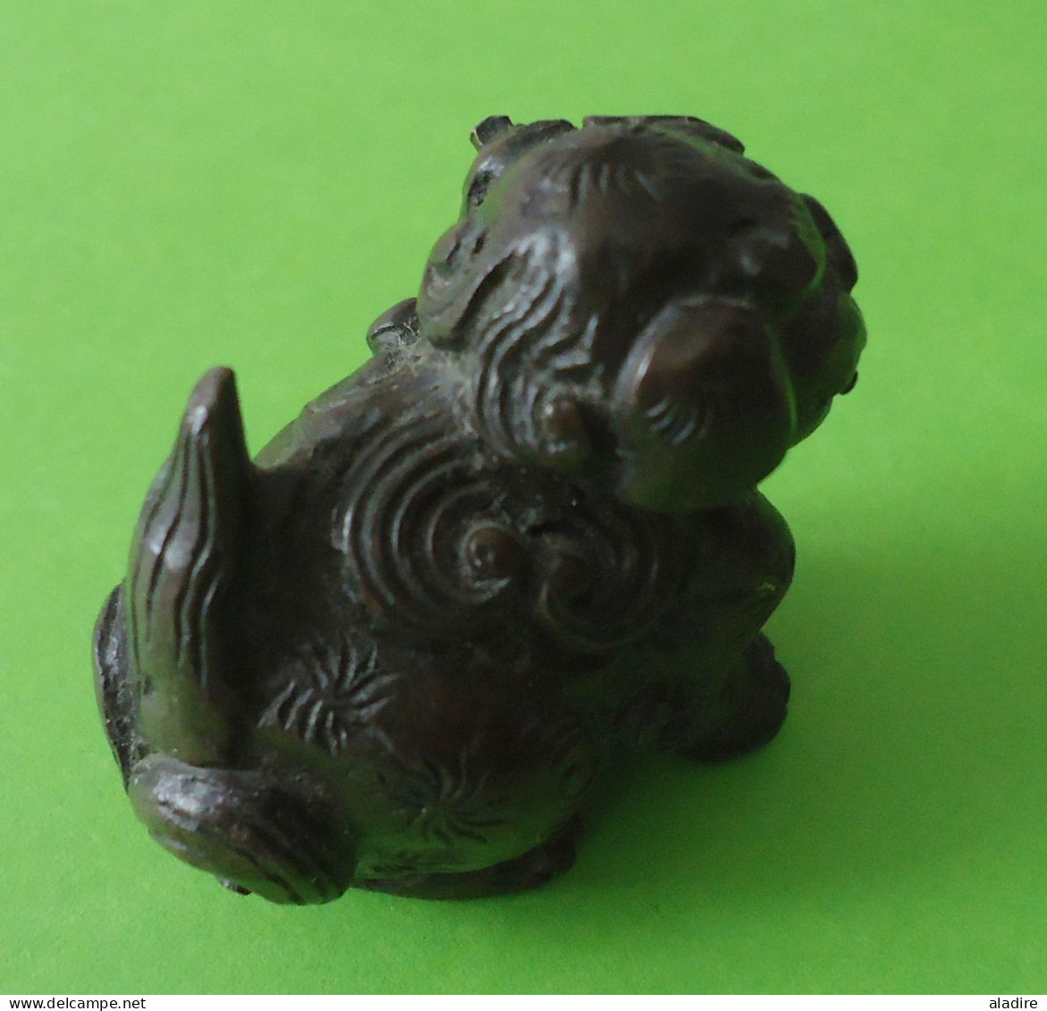 OKIMONO  置き物 - Bronze Patiné Chien Accroupi Queue Dressée - Période Meiji (fin XIXe Siècle) - 30 X 20 X 25 Mm - 77 G - Art Asiatique