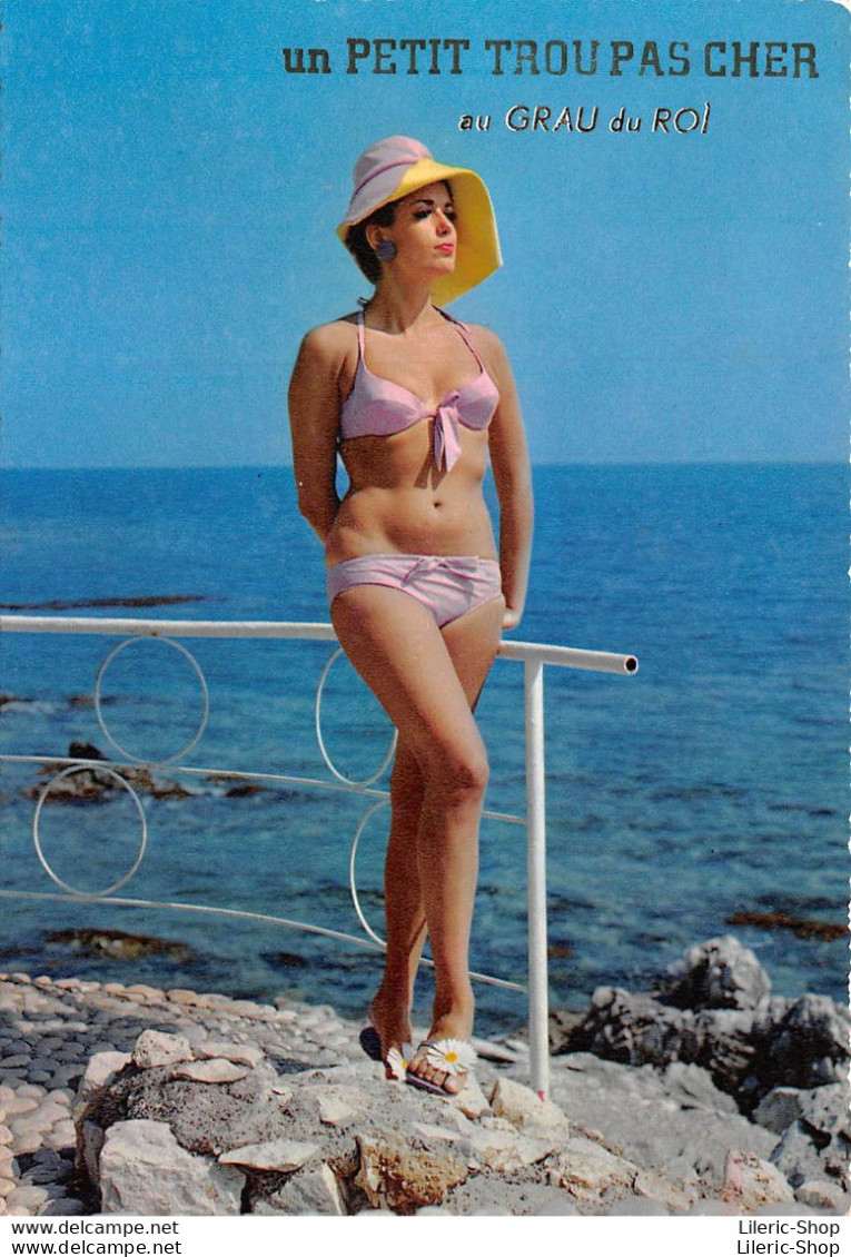 Pin-Up - Maillot De Bain Swimsuit Humour - "Un Petit Trou Pas Cher Au Grau Du Roi (30) " - Pin-Ups