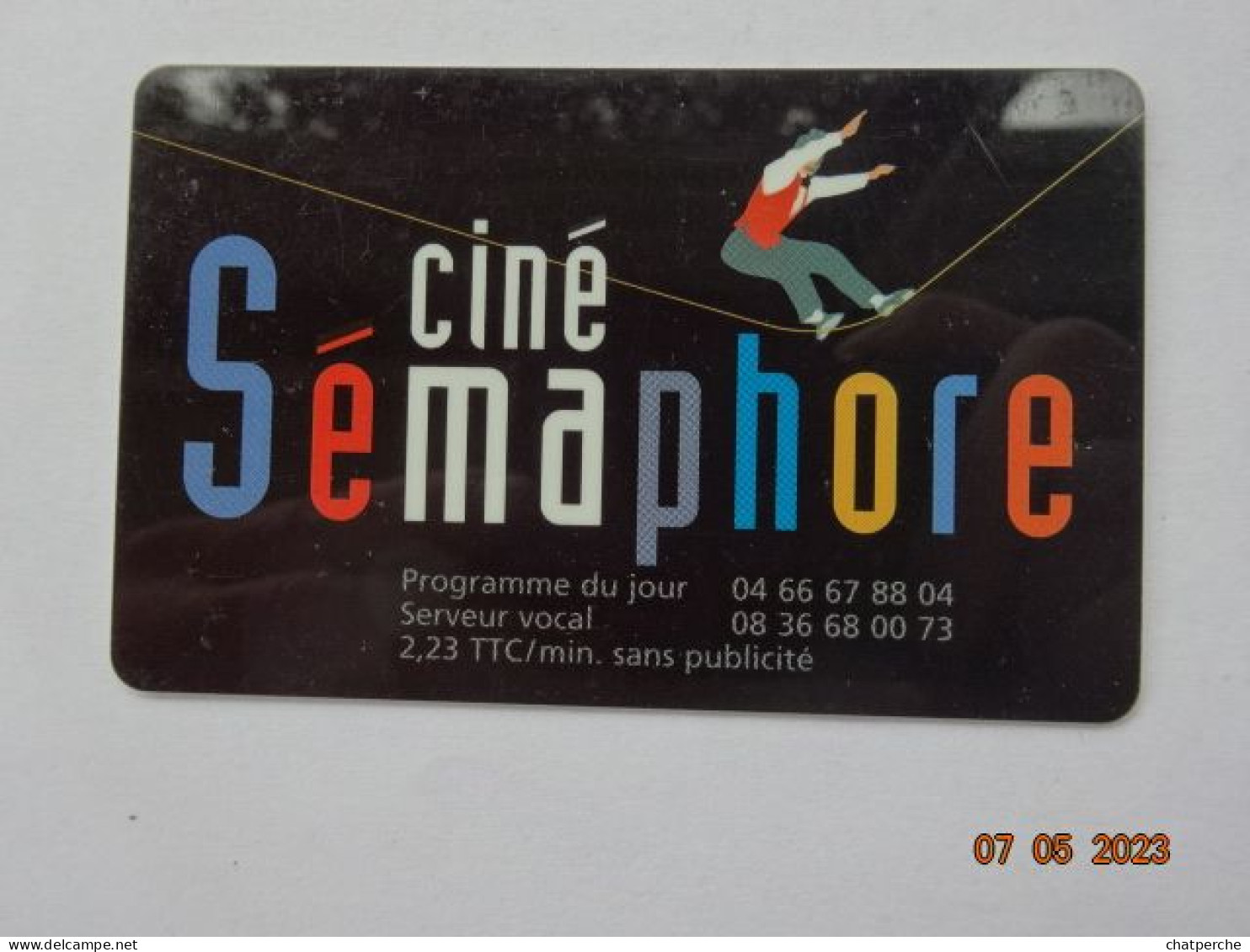 CINECARTE CARTE CINEMA CINE CARD BANDE MAGNETIQUE  CINEMA LE SEMAPHORE NIMES 30 GARD VERSO ROUGE - Bioscoopkaarten