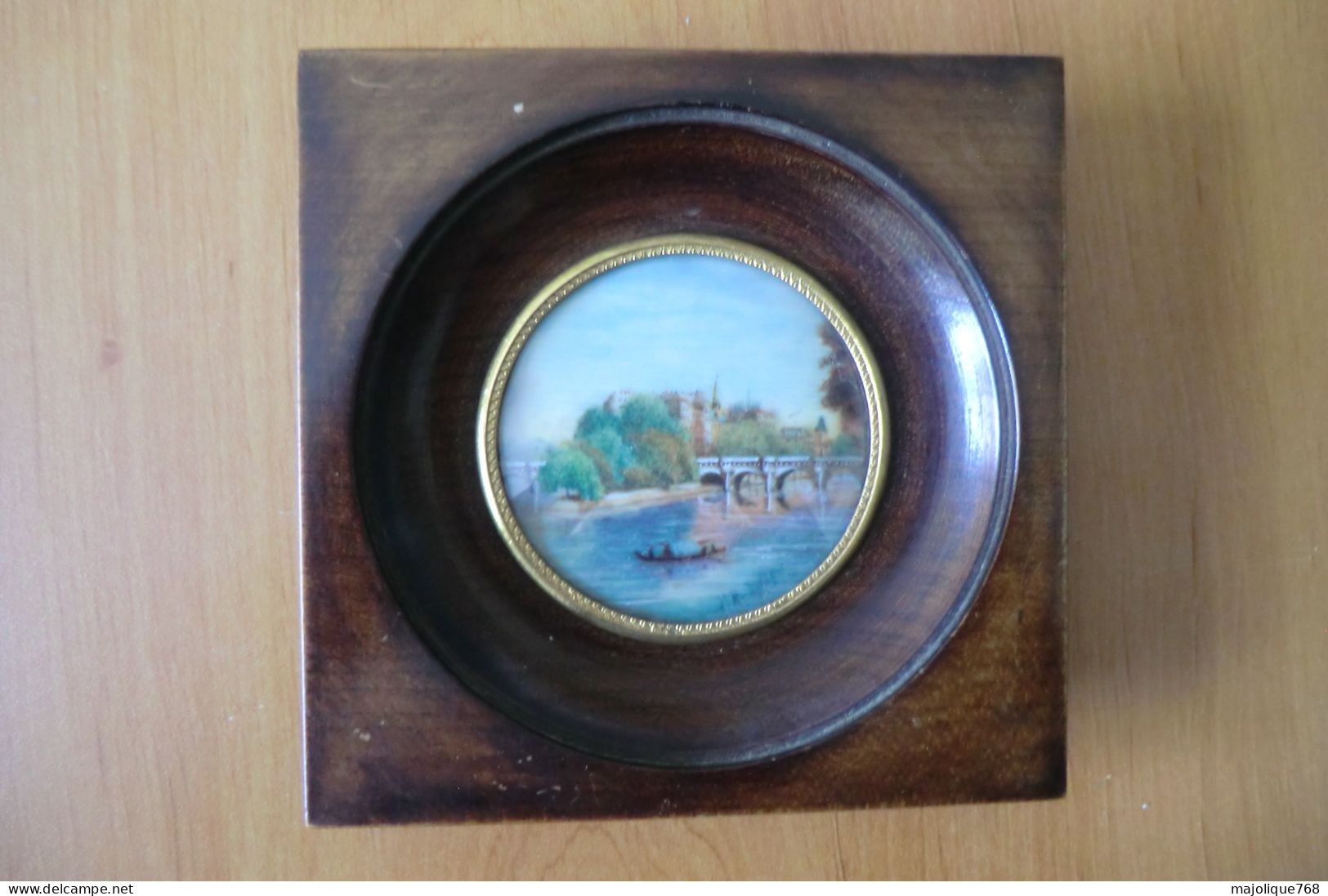 Ancienne Peinture Miniature Paysage Avec Personnages Sur Une Barque Sur L'eau Et Un Pont - - Waterverf