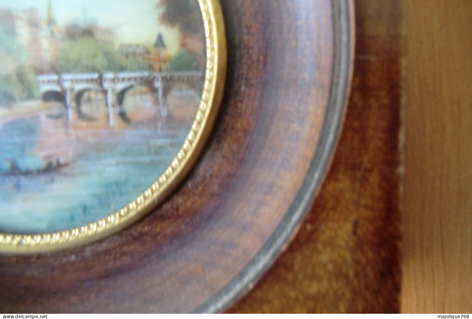 Ancienne Peinture Miniature Paysage Avec Personnages Sur Une Barque Sur L'eau Et Un Pont - - Waterverf