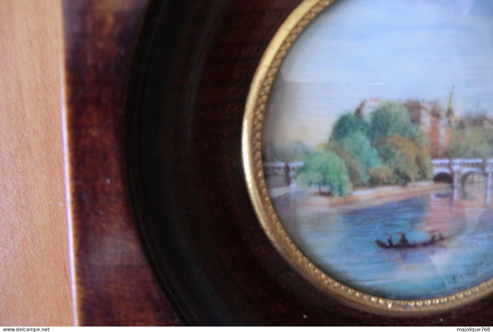 Ancienne Peinture Miniature Paysage Avec Personnages Sur Une Barque Sur L'eau Et Un Pont - - Tempere