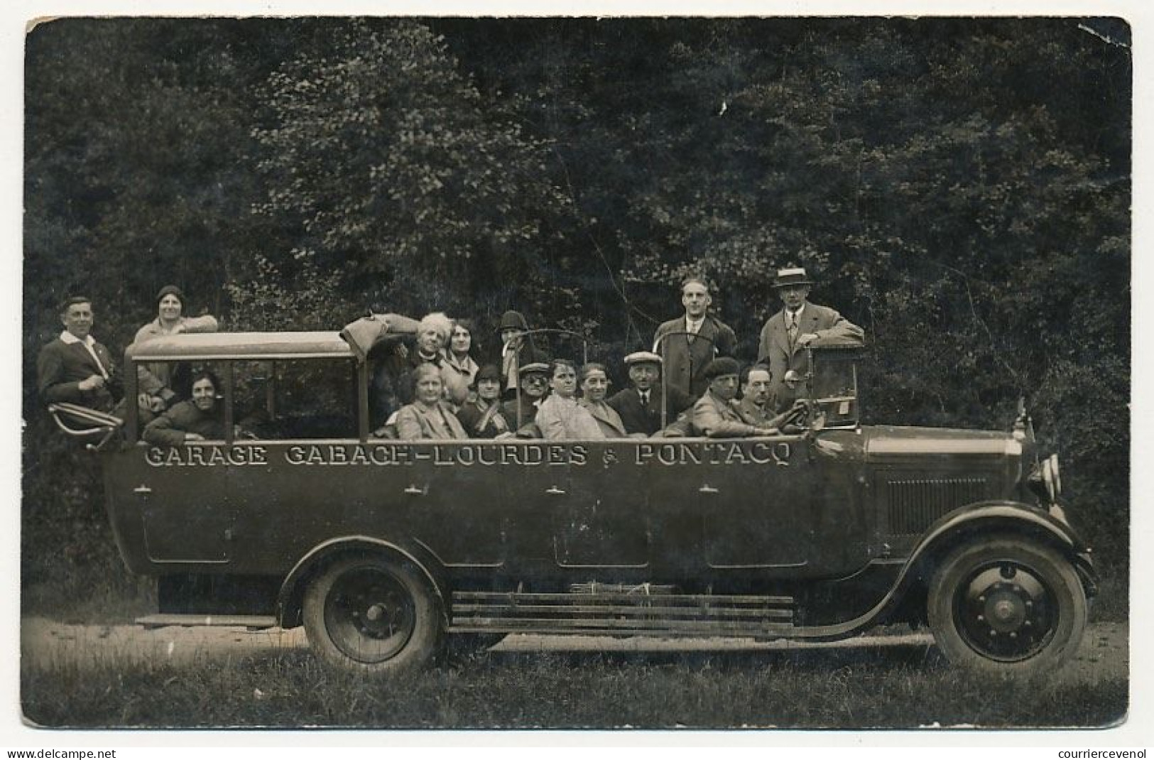 CPA Photo - LOURDES (Hautes Pyrénées) - Groupe De Touristes En Grand Autocar Ouvert - Garage GABACH - Lourdes Pontacq - Lourdes