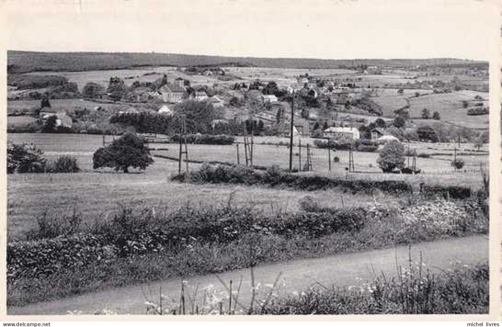 Erezée - Le Village Vu De La Plaine De Camping - Circulé - TBE - Erezee