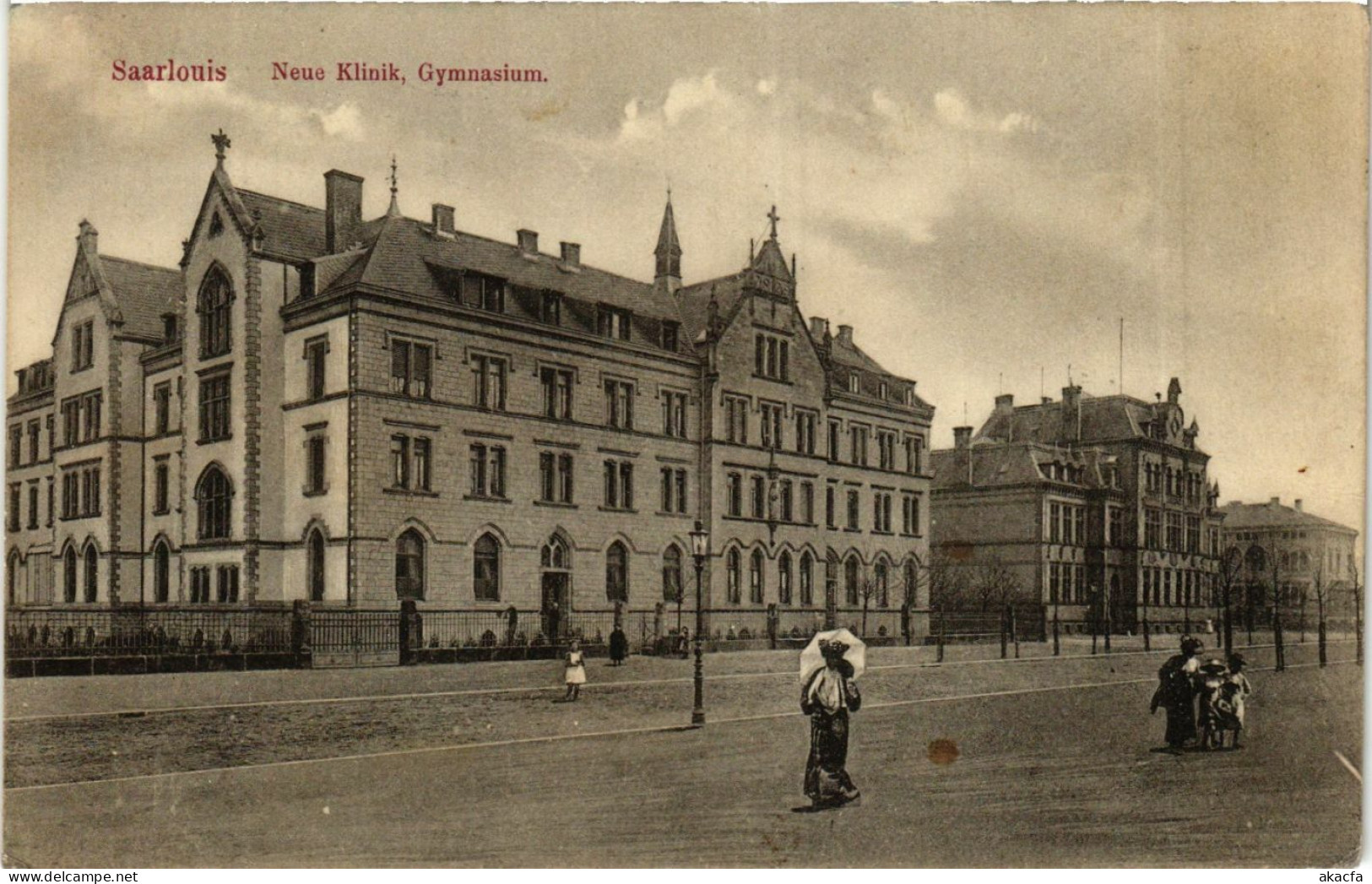 CPA AK Saarlouis Neue Klinik, Gymnasium GERMANY (939647) - Kreis Saarlouis