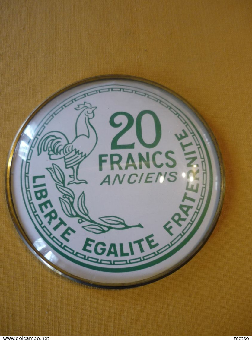 2 Cadres En Forme De Médaillon , Représentant 10 Et 20 Anciens Francs / Liberté-Egalié-Fraternité - Fictifs & Spécimens