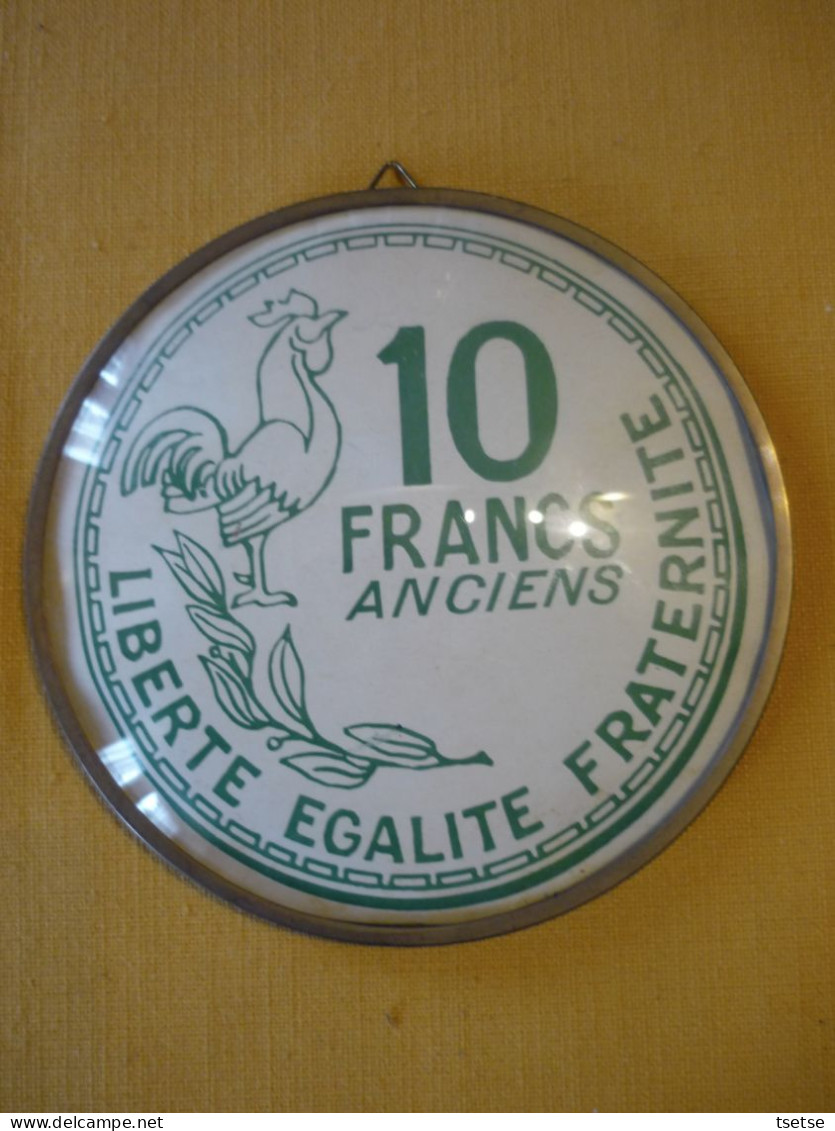 2 Cadres En Forme De Médaillon , Représentant 10 Et 20 Anciens Francs / Liberté-Egalié-Fraternité - Ficción & Especímenes