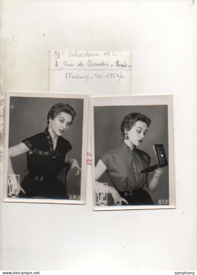 2 Photos 12 X 9 Cms - Chemisiers En Dentelle - Printemps été 1954 - Toile Fibranne - Scans Des Versos - - Spitzen Und Stoffe