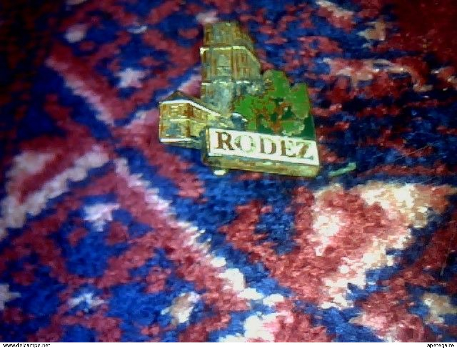 Badge Broche En Métal Avec Fermoir Rodez Aveyron La Cathédrale - Vela