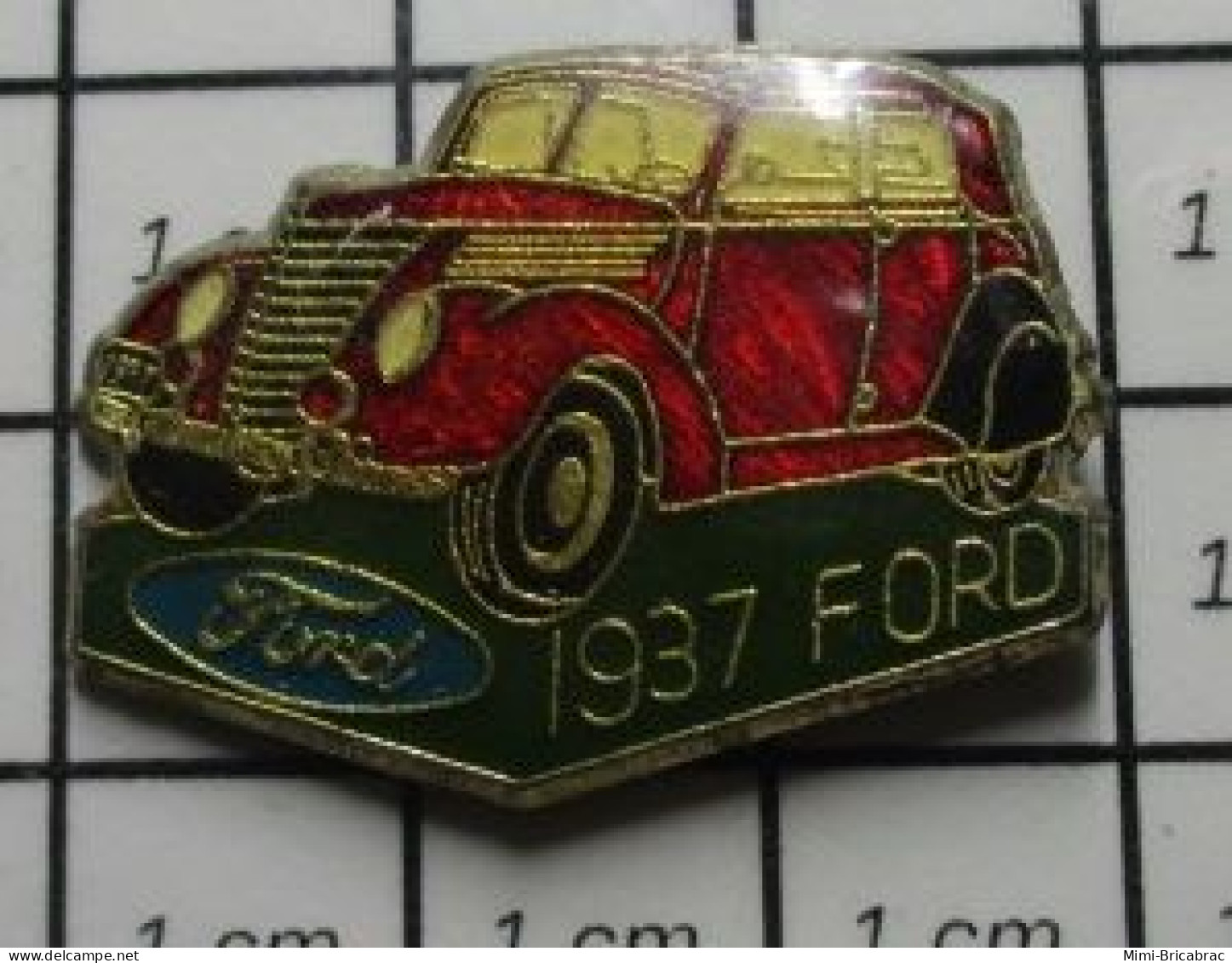 611c Pin's Pins / Beau Et Rare / THEME : AUTOMOBILES / FORD 1937 ROUGE METALLISEE - Ford