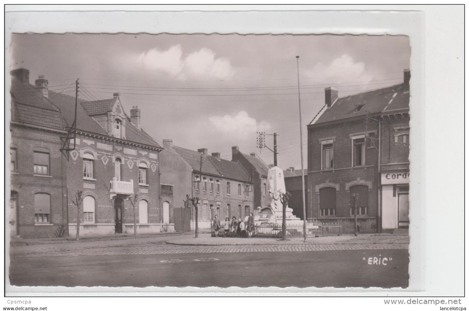 62 - VITRY EN ARTOIS / LE MONUMENT AUX MORTS ET UN COIN DE LA PLACE - Vitry En Artois