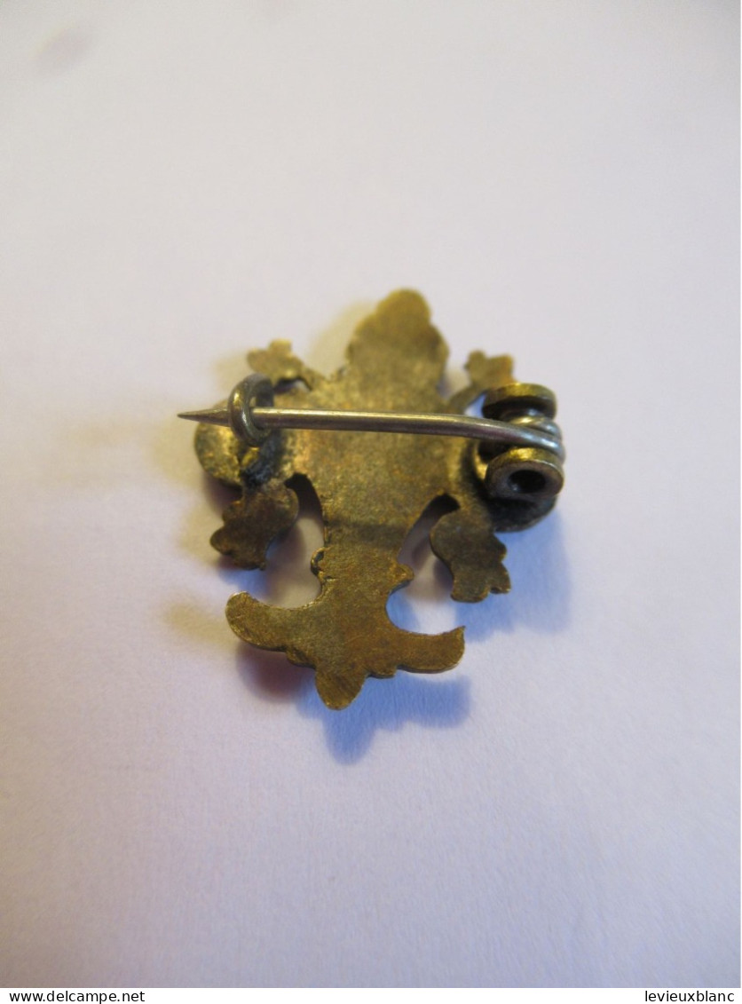 Petit Insigne Bronze émaillé Ancien Avec épingle / FLEUR De LYS  Revêtue émail Rubis/ Vers 1900-1930     INS104 - Sonstige & Ohne Zuordnung