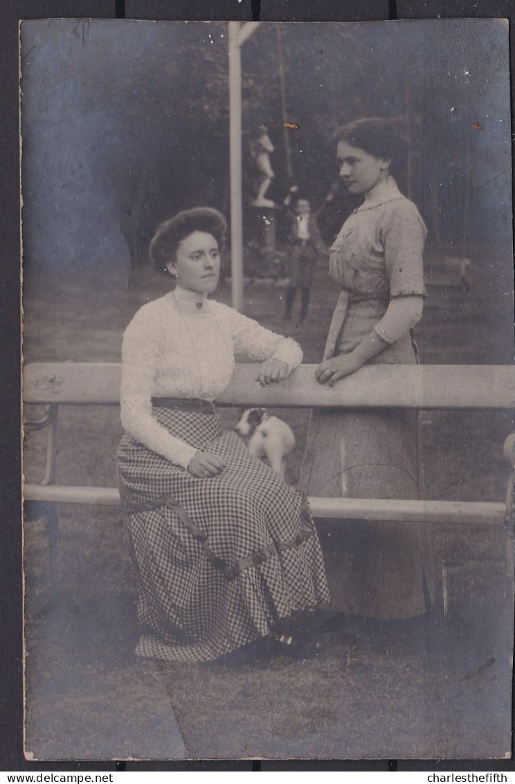 CARTE PHOTO IDENTIFIEE  **THERESE Et LOUISE DE BONINGHE ( Flandres ) Avec CHIEN FOX ** - MODE FIN 1800 - Ancianas (antes De 1900)