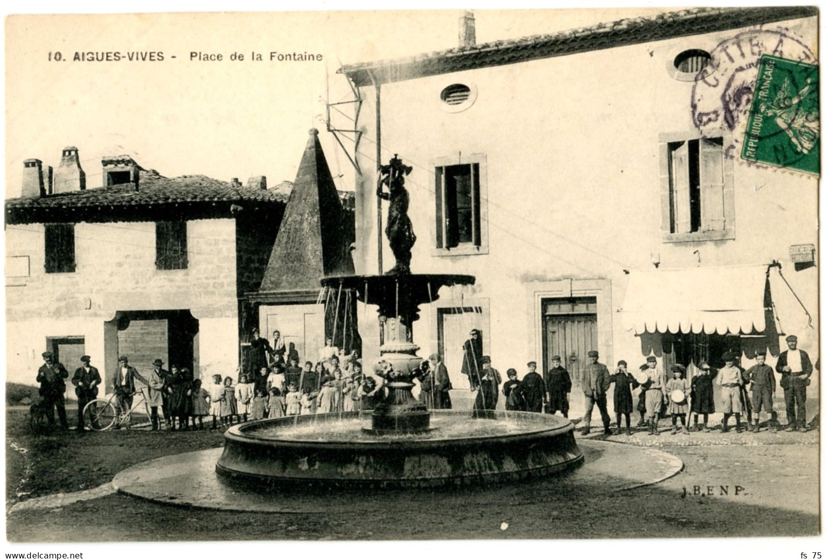 30 - AIGUES VIVES - PLACE DE LA FONTAINE - Aigues-Vives