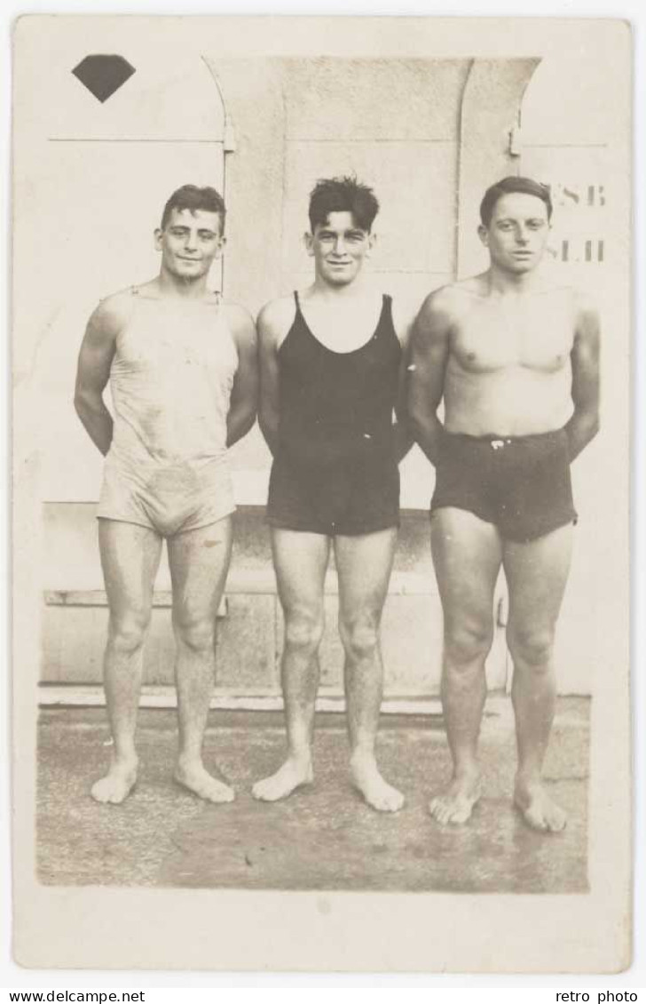 Cpa Carte-photo 3 Jeunes Hommes En Maillot De Bain, Nageurs / Natation  (SPO) - Swimming