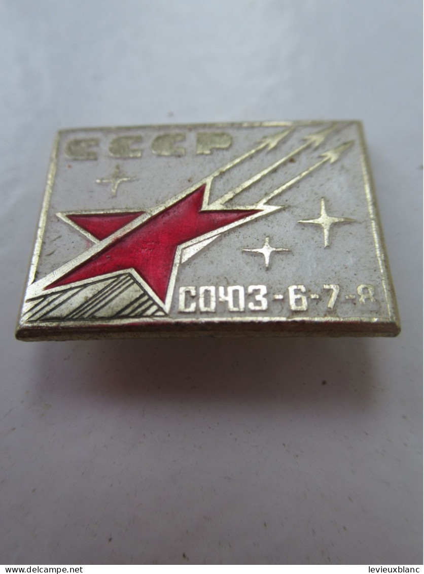 Petit Insigne Plastique Russe à épingle / CCCP/ Etoile Rouge En Mouvement/ Vers 1980     INS112 - Autres & Non Classés