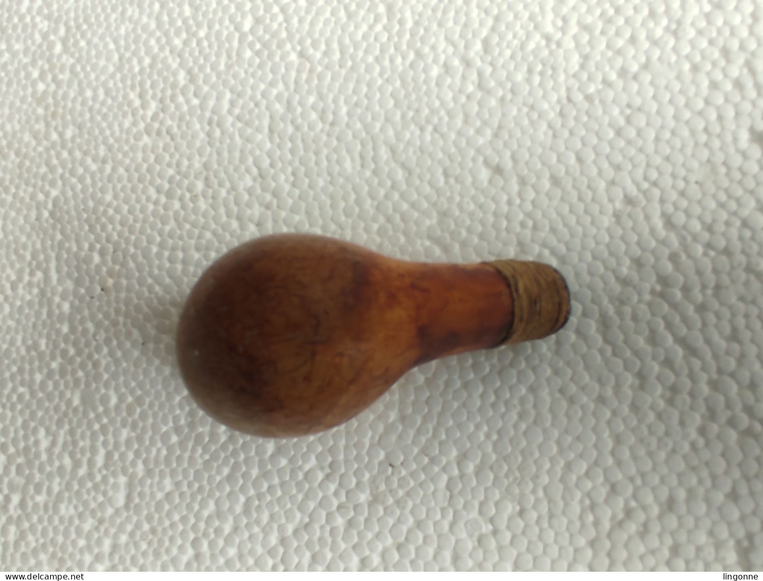 ancienne PIPE en écume de mer sans embouts avec ficelle au bout Long 6,1 cm env Haut : 4,2 cm Poids :  31 Grammes