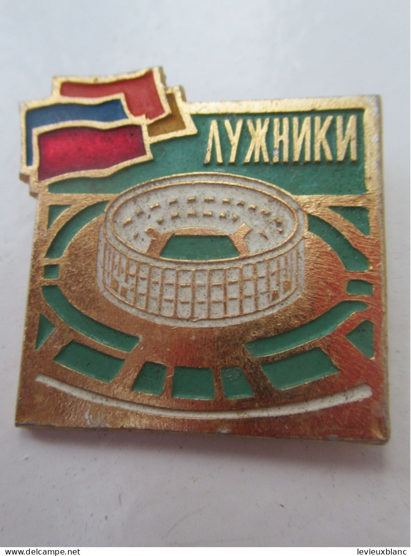 Petit Insigne Plastique Russe à épingle / AYXHNKN / Grand Stade Avec Drapeaux/ Vers 1980     INS114 - Sonstige & Ohne Zuordnung