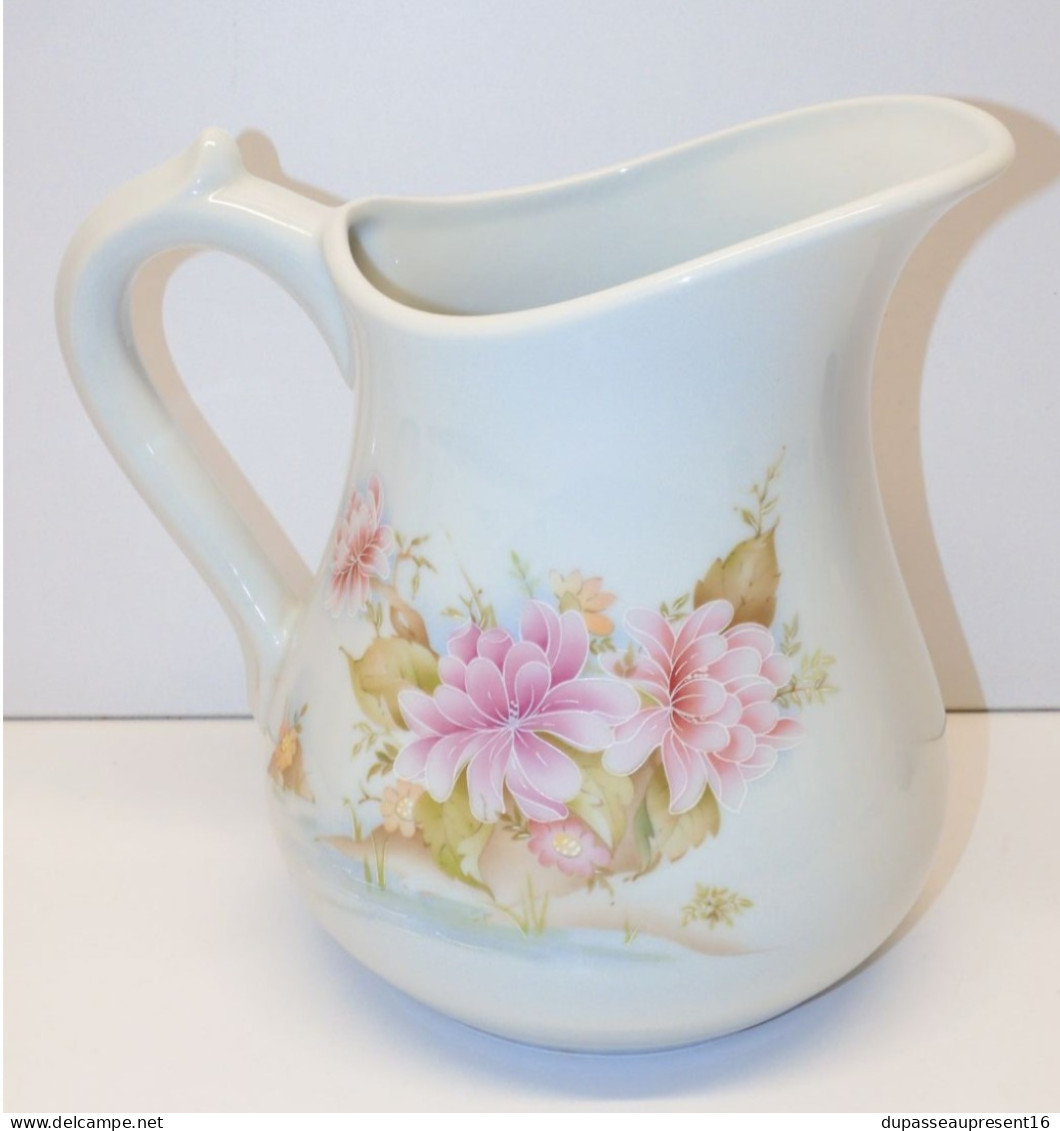 -BROC PICHET PORCELAINE De LIMOGES SL Décor Fleuri Rehaussé émail Blanc XXe   E - Limoges (FRA)