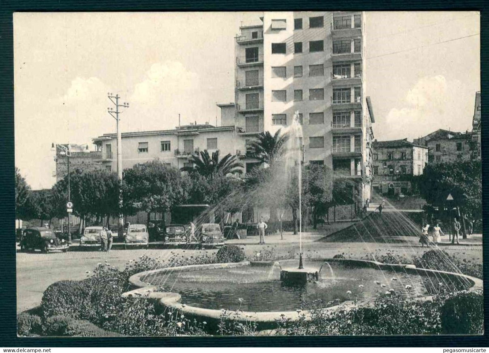 VX117 - VELLETRI PIAZZA GARIBALDI - ANIMATA 1950 CIRCA AUTO CAR - ROMA - Velletri