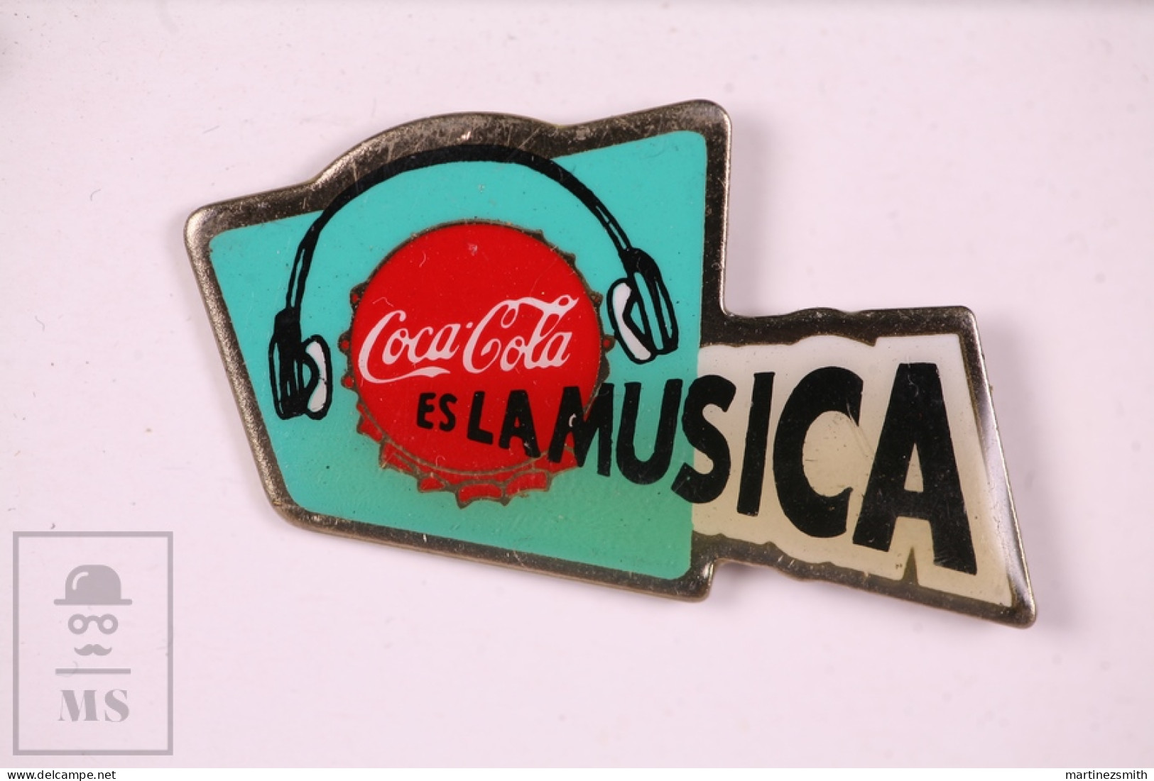 Pin Coca Cola Is The Music Headphones & Cap - 31 X 17 Mm - Butterfly Fastener - Coca-Cola