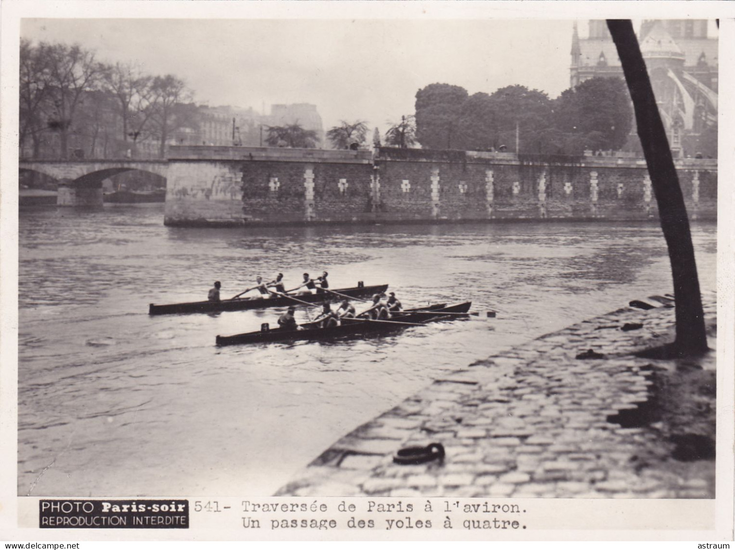 Cpa / Photo - 75 Paris - Sport Aviron - Passage Des Yoles A Quatre- Photo Paris Soir - Rowing