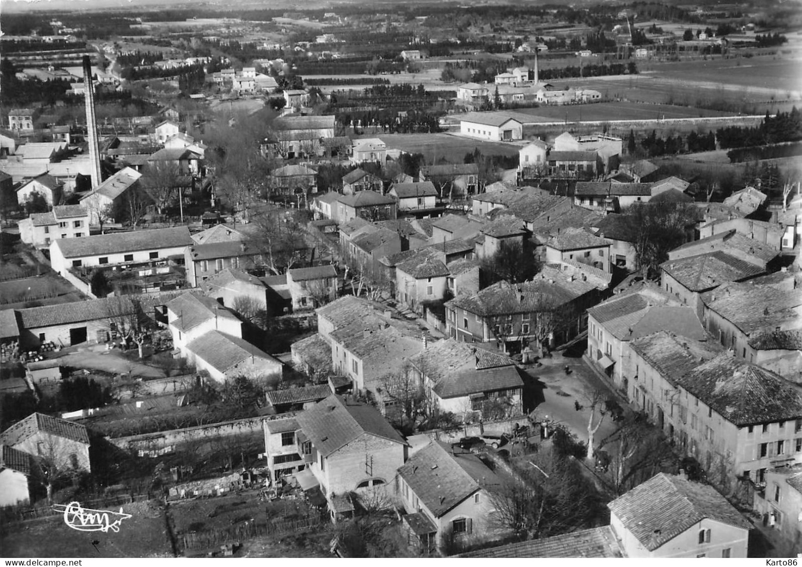 Sarrians * Vue Aérienne Sur Une Partie Du Village Et Les Usines * Cheminée - Sarrians