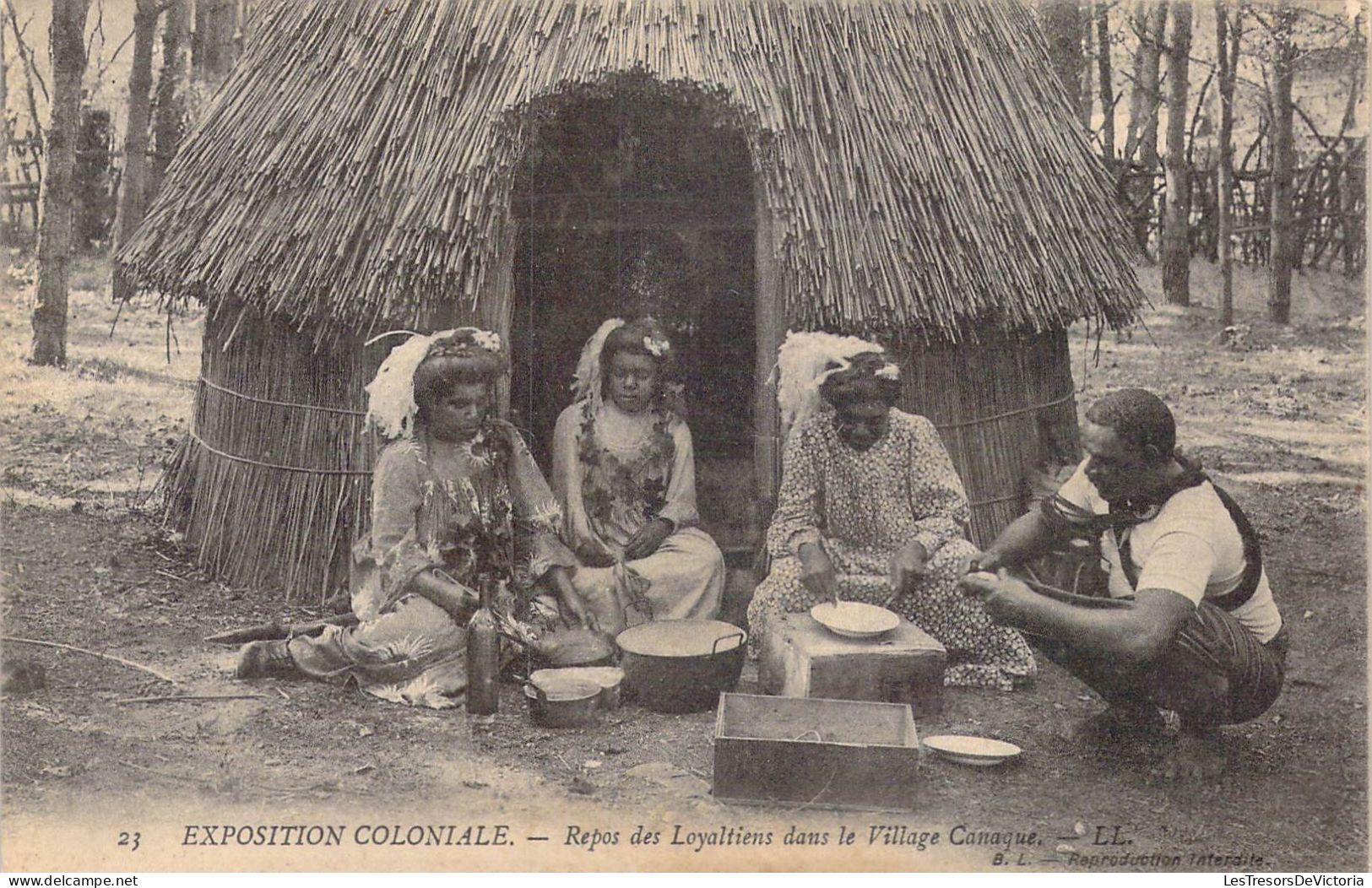 FRANCE - Nouvelle Calédonie - Exposition Coloniale - Repos Des Loyaltiens Dans Le Village..- Carte Postale Ancienne - Nouvelle Calédonie