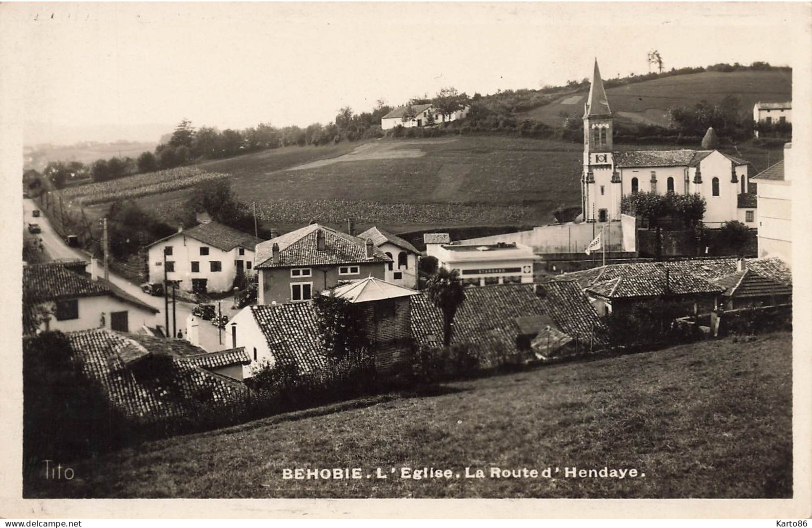 Béhobie * La Route D'hendaye Et L'église Du Village - Béhobie