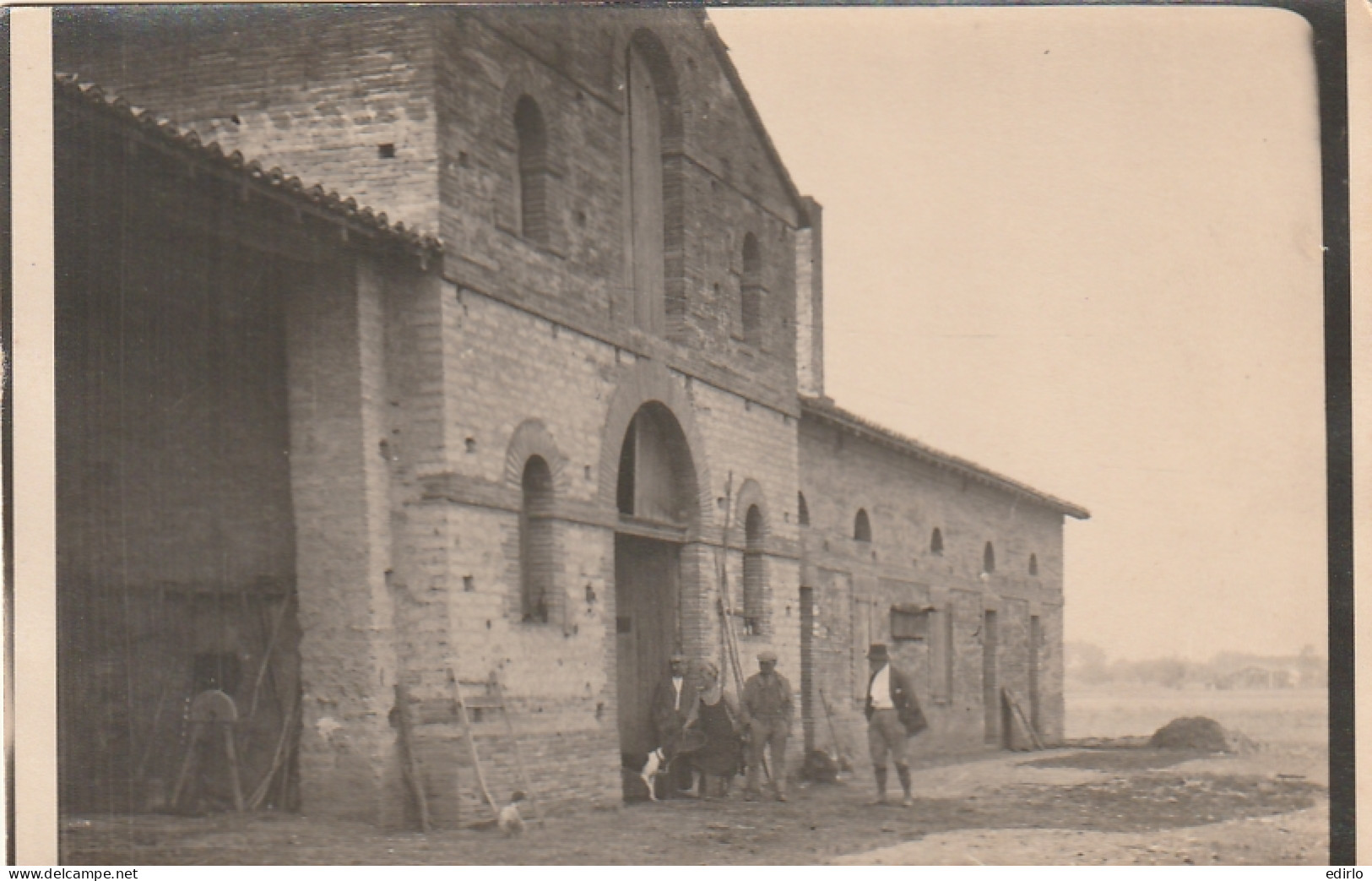 *** AGRICULTURE  ***  Une Grande Ferme Années 30 --  Famille Et Chien - Photo Carte Sans Aucune Mention - Farms