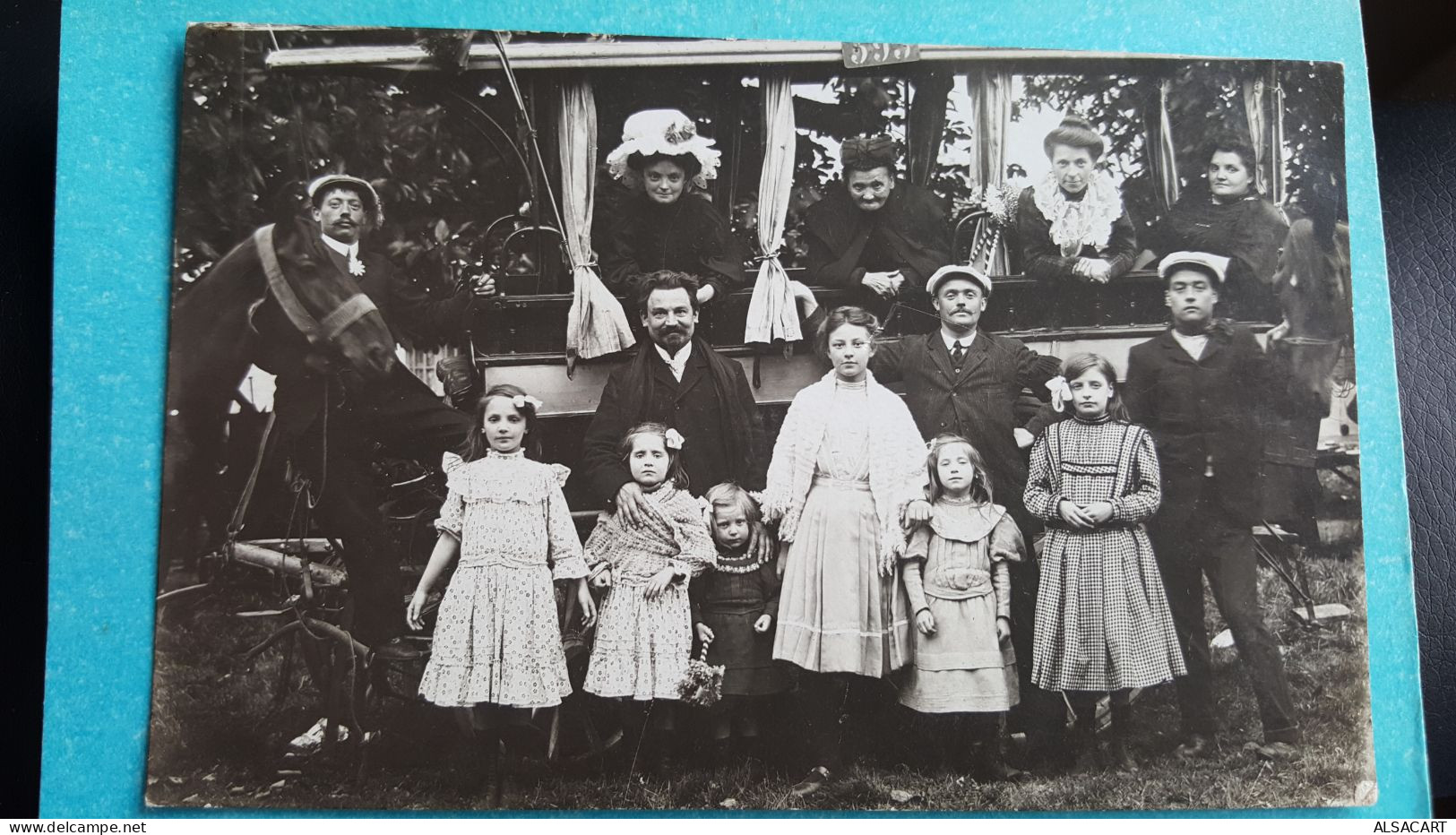 Carte Photo Groupe Devant Une Voiture Hippomobile , Rare , éditeur Bouhours Vincennes - Transport Urbain En Surface