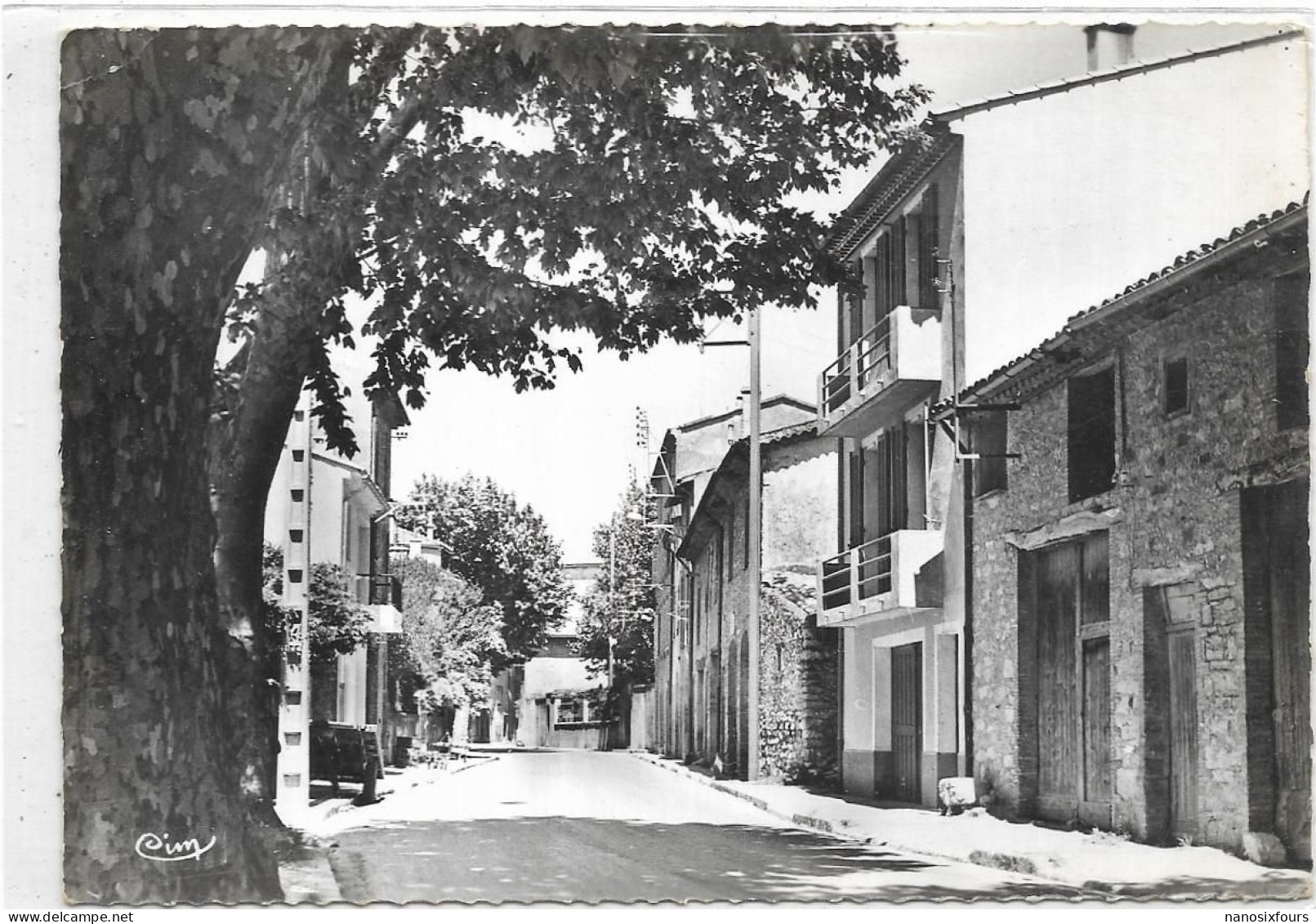 D 83.  LA ROQUEBRUSSANNE.  L ENTREE DU VILLAGE LA ROUTE DE TOULON - La Roquebrussanne