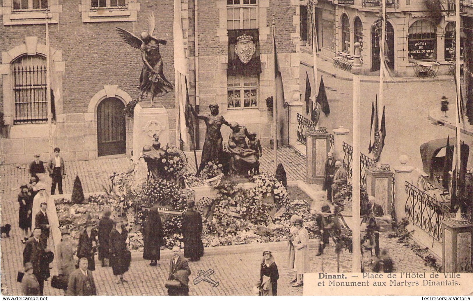BELGIQUE - DINANT - Place De L'Hôtel De Ville Et Monument Martyrs Dinantais - Carte Postale Ancienne - Dinant