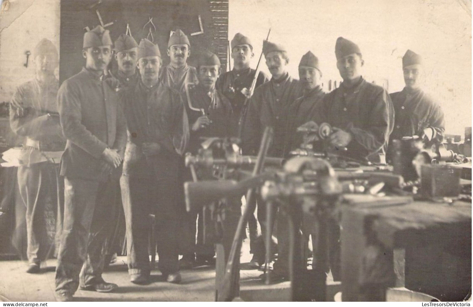 Carte Photo - Groupe De Soldat Dans Une Armurerie - Fusil - Carte Postale Ancienne - Personnages