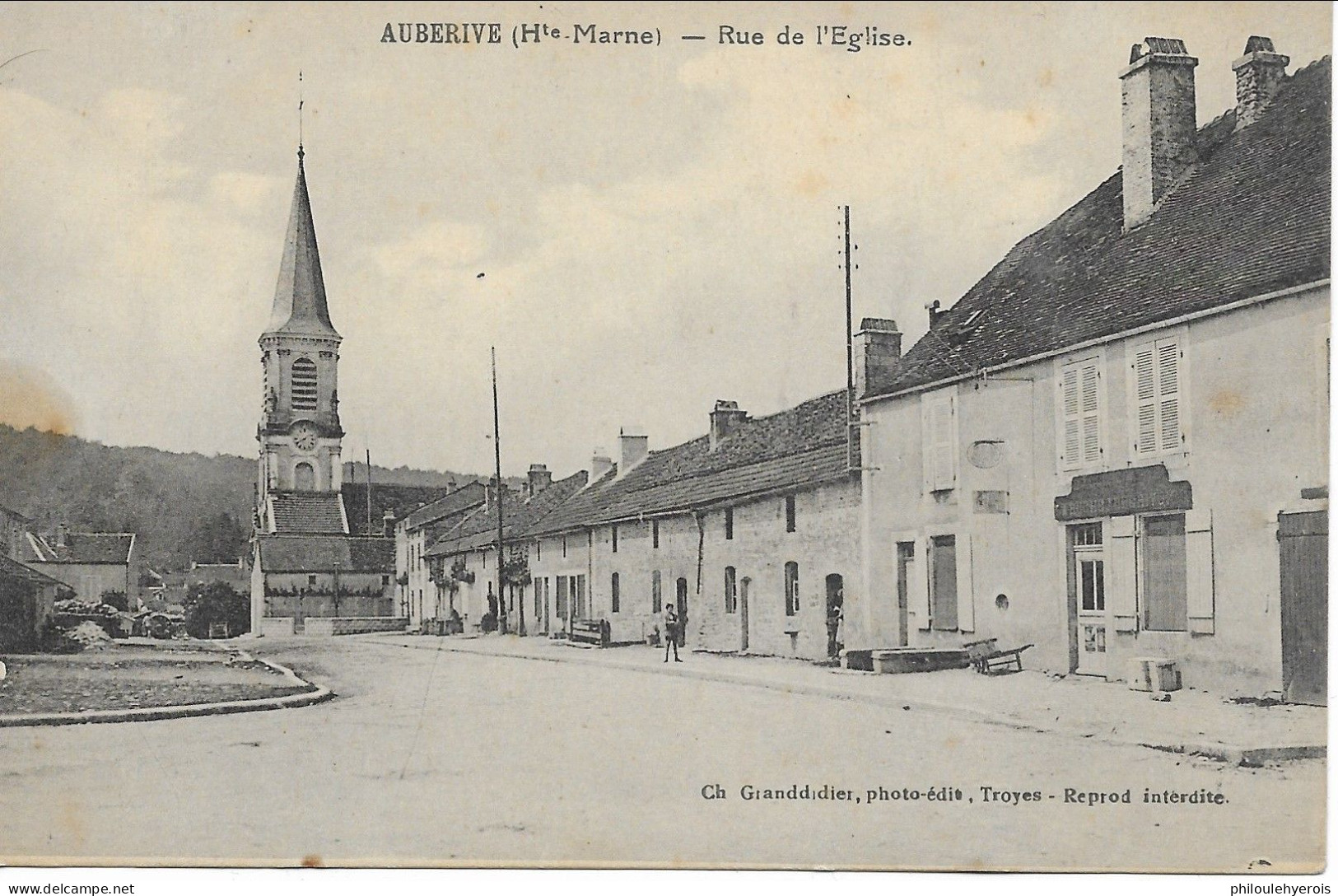 CPA 52 AUBERIVE Rue De L'église - Auberive