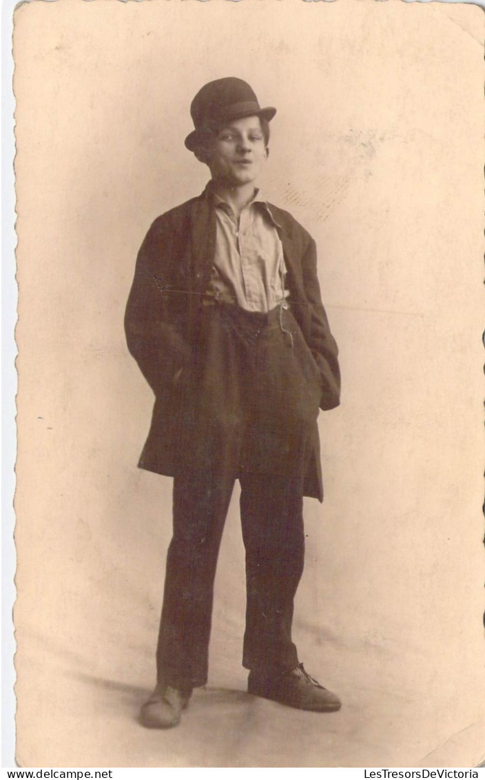 Carte Photo - Jeune Homme Au Chapeau En Pantalon à Bretelle - Bords Dentelés  -  Carte Postale Ancienne - Fotografia