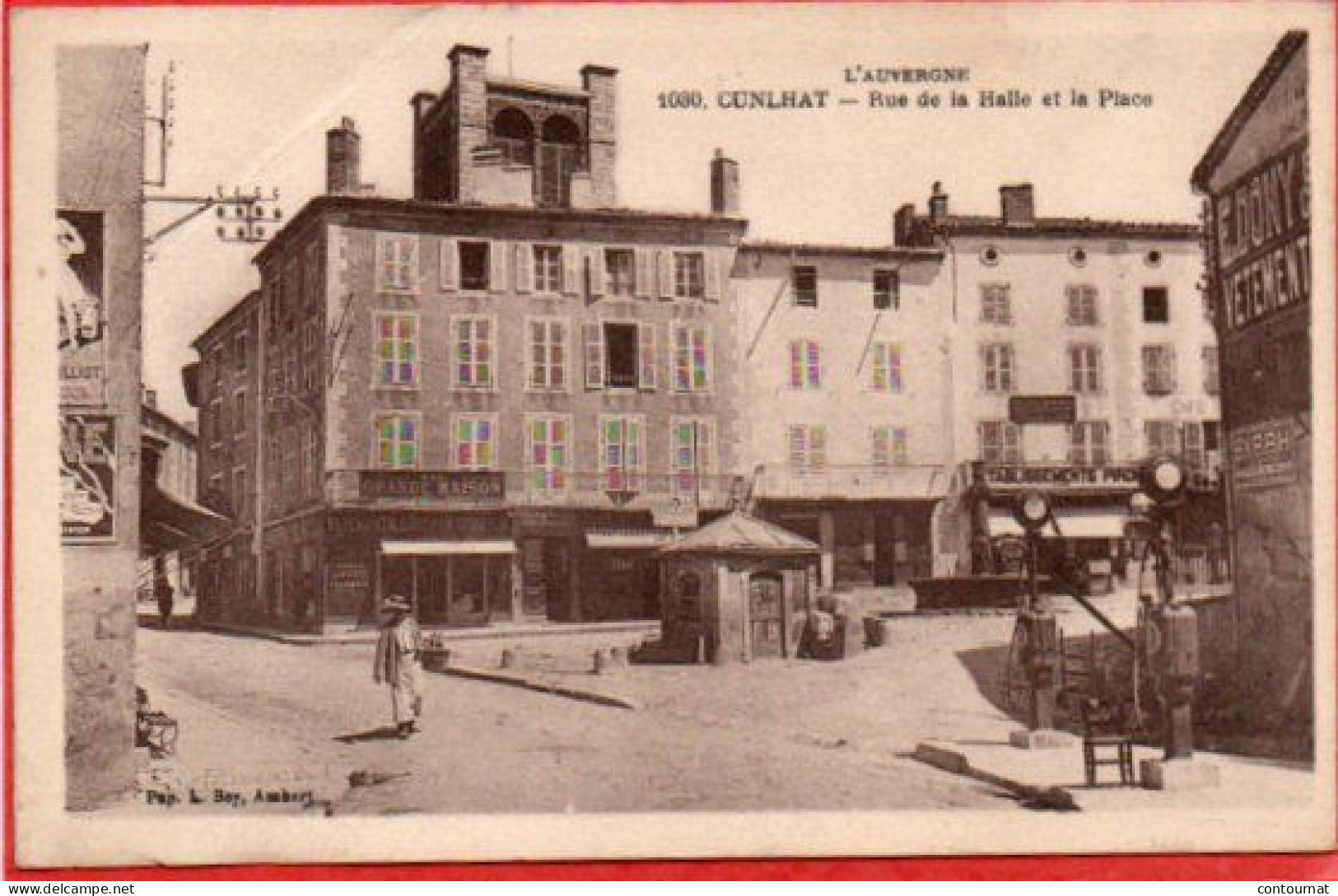 CPA 63 CUNLHAT Rue De La Halle Et La Place  ( Pompes à Essence) - Cunlhat