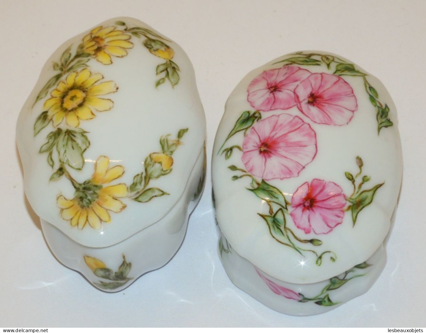 -2 PETITES BOITES PORCELAINE BOITE A PILULES LIMOGES Fleurs signées V GALINET    E