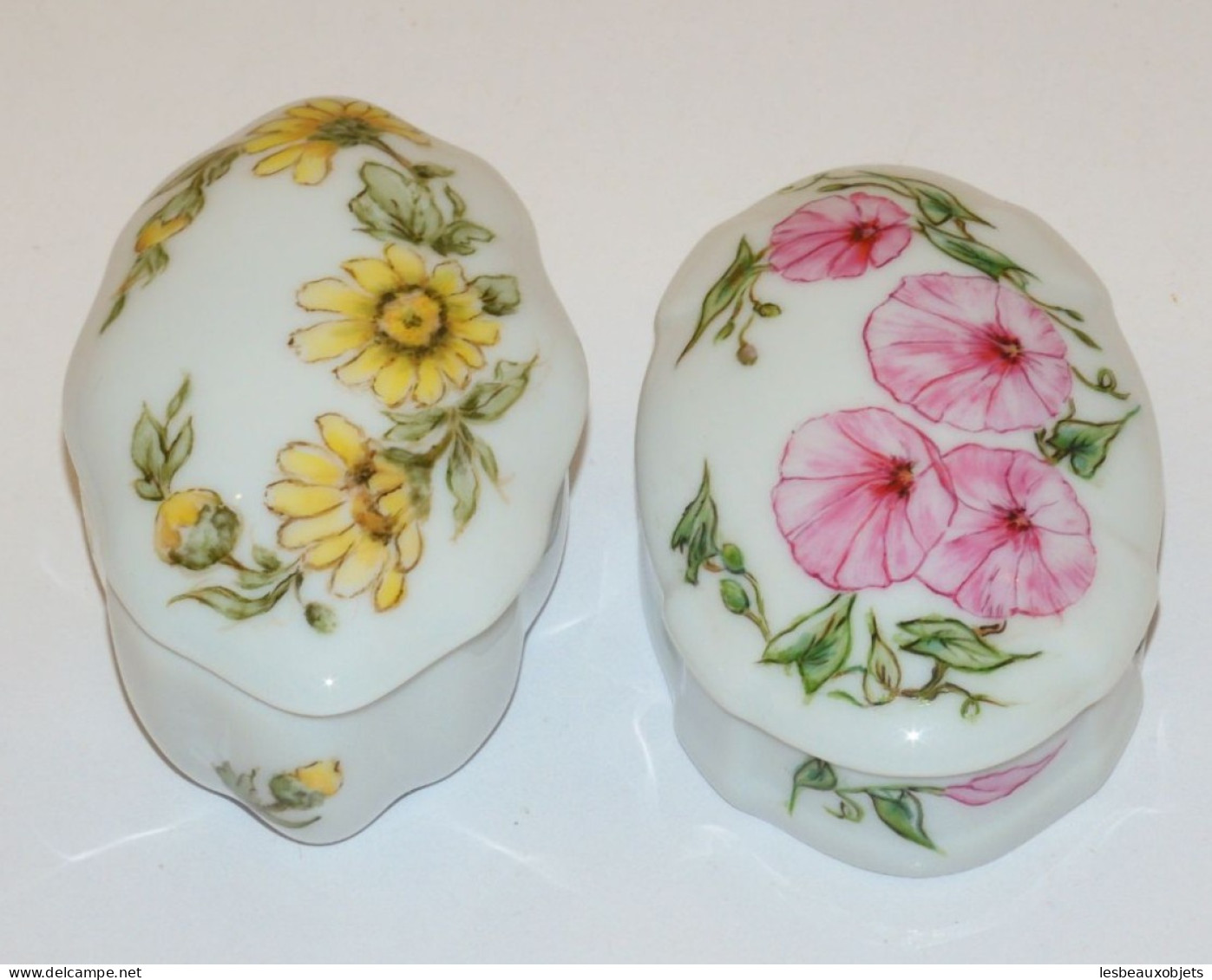 -2 PETITES BOITES PORCELAINE BOITE A PILULES LIMOGES Fleurs signées V GALINET    E