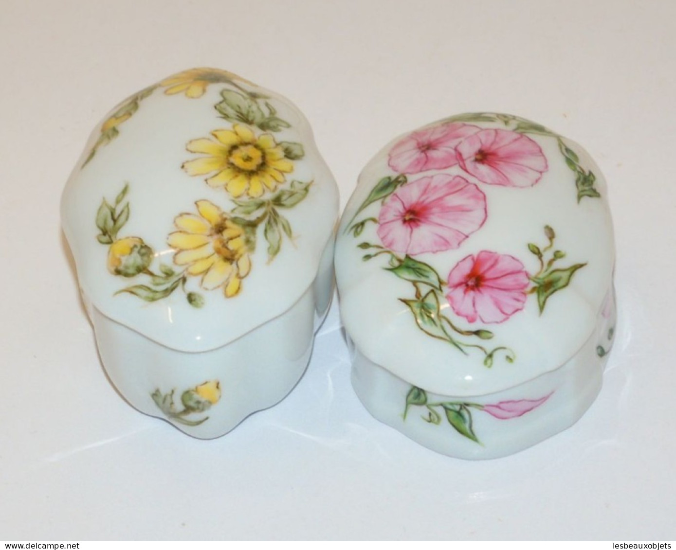 -2 PETITES BOITES PORCELAINE BOITE A PILULES LIMOGES Fleurs signées V GALINET    E