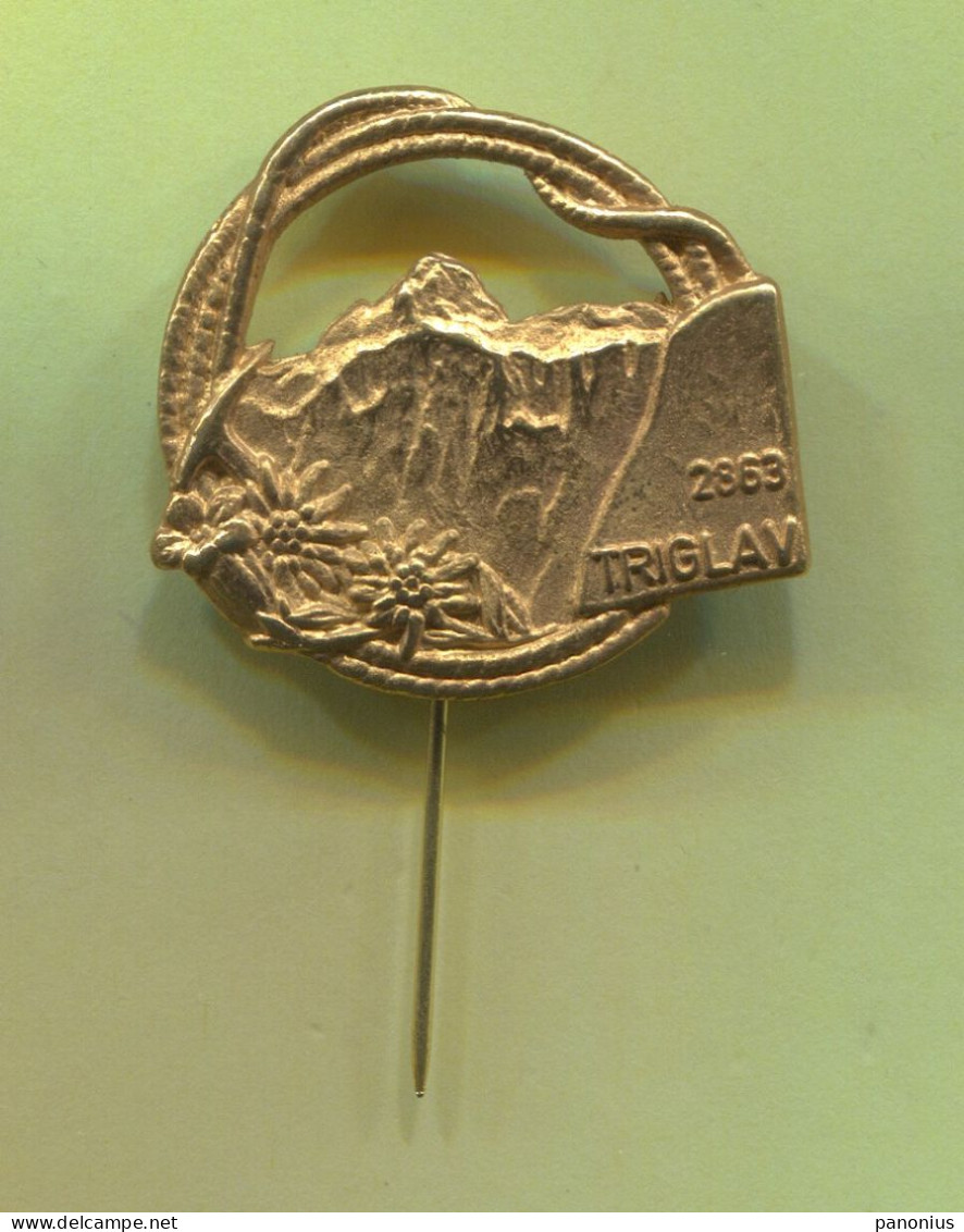 Alpinism Mountaineering - Triglav Slovenia Ice Ax, Vintage Pin Badge Abzeichen - Alpinisme