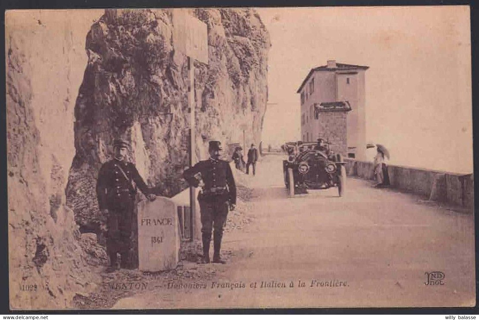 +++ CPA - Douane - MENTON - Douaniers Français Et Italien à La Frontière - Métier - Auto  // - Douane