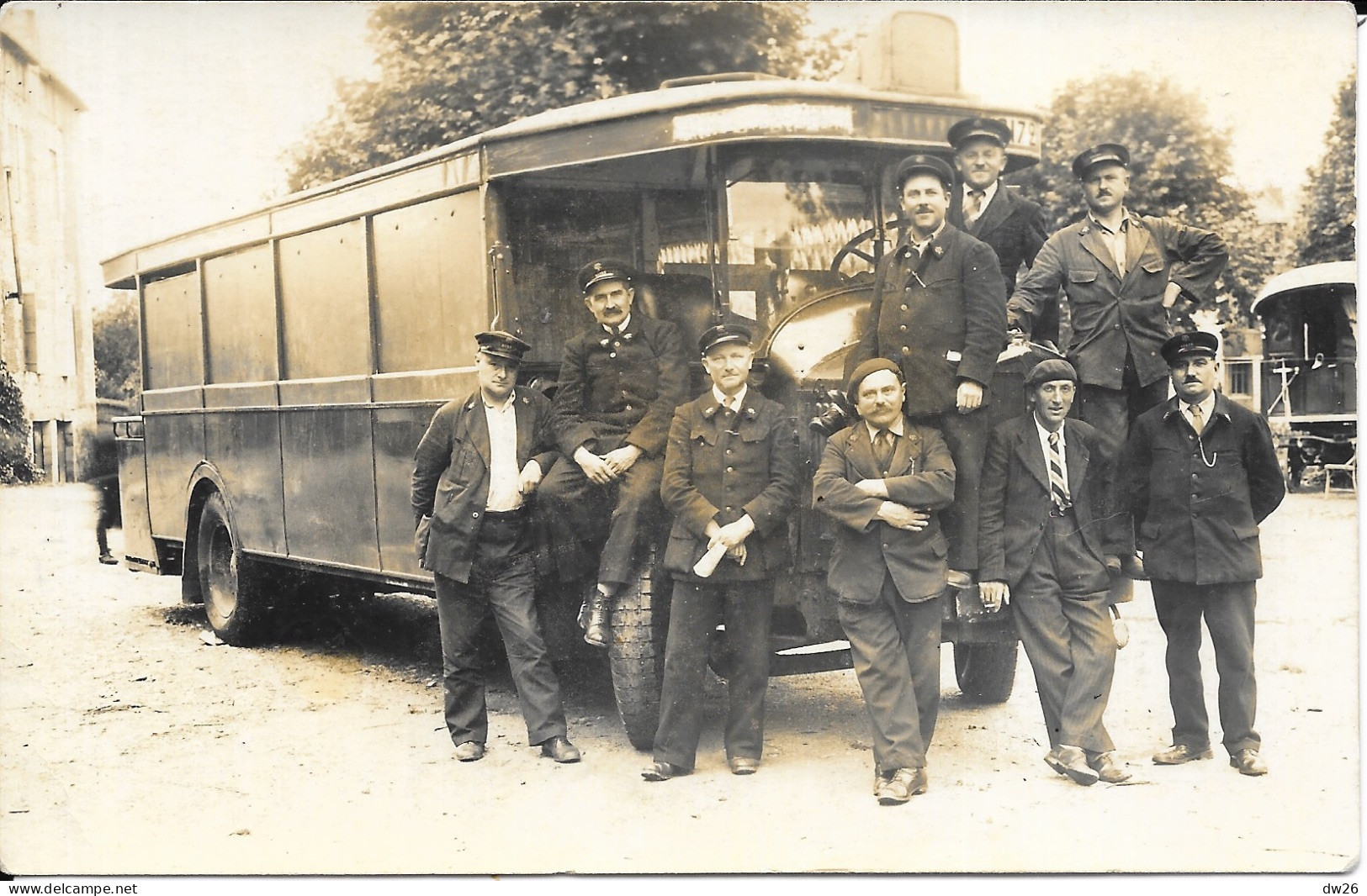 Autobus Renault TN6A (probablement) Avec Le Personnel à Son Dépôt En Région Parisienne 1932 - Buses & Coaches