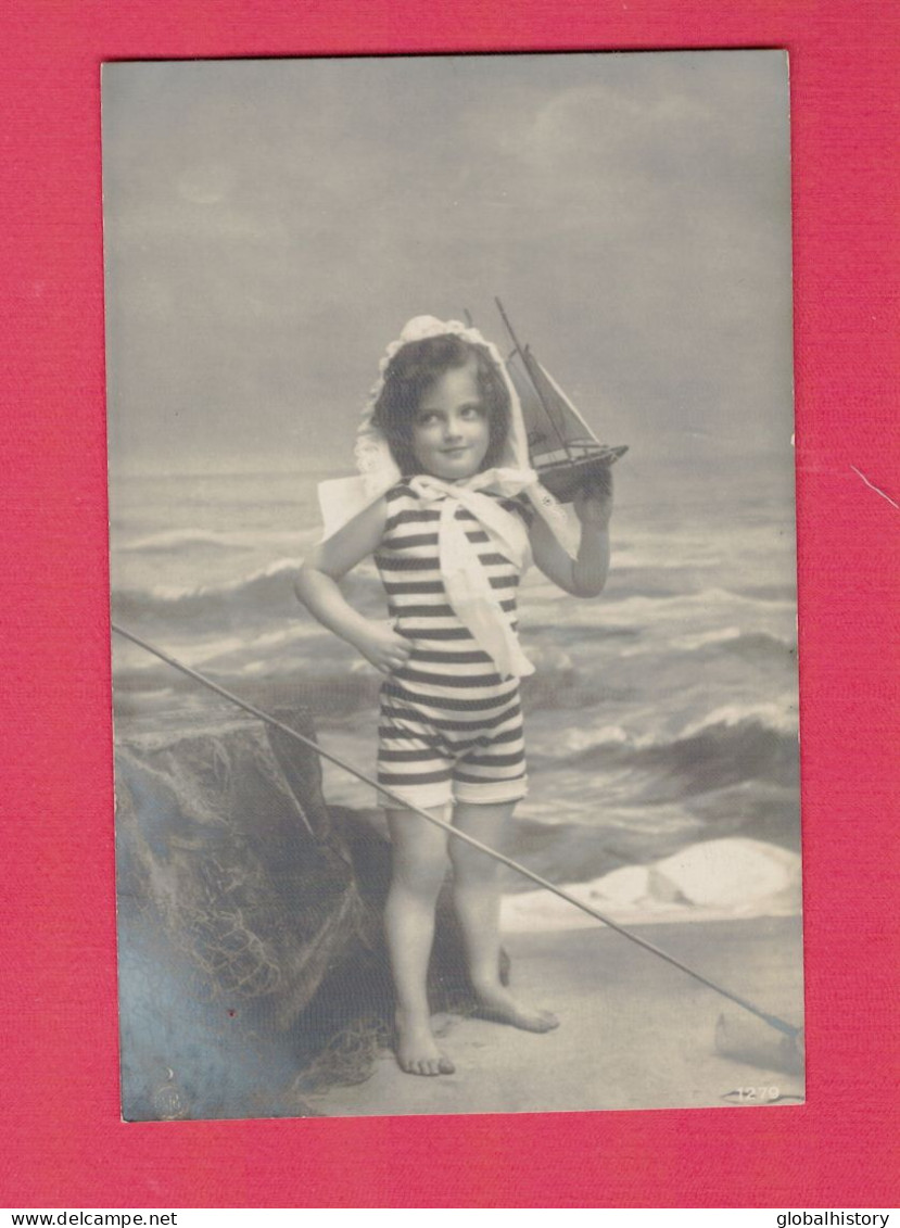 XA1410 RARE EARLY JEUNE FILLE  FILLETTE , ENFANT, GIRL , FAMOUS GRETE REINWALD IN BATHING SUIT W/ VINTAGE TOY SALINGBOAT - Portraits