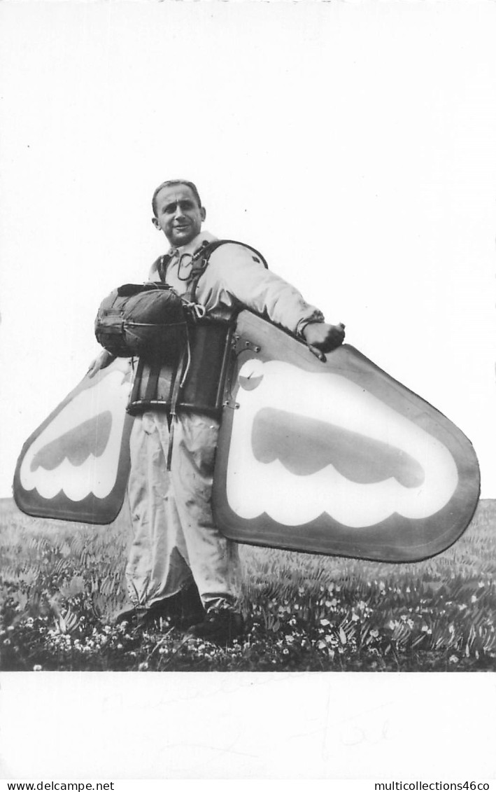 110523 - CARTE PHOTO VOL AILE PARACHUTISME Homme Oiseau - Paracaidismo