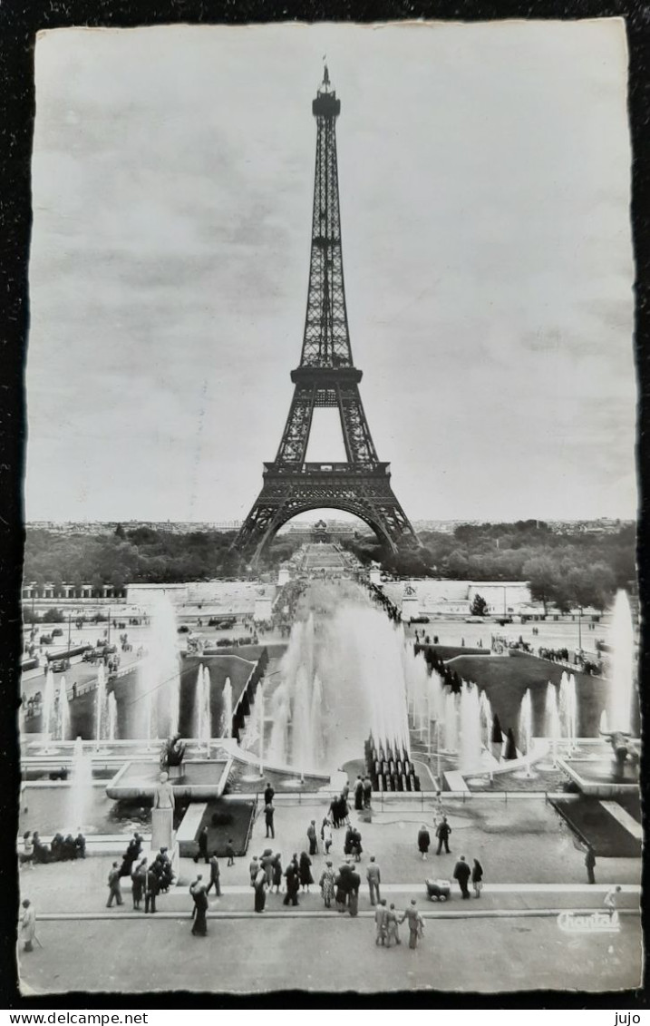 PARIS - La Tour Eiffel Et Les Fontaines Du Palais De Chaillot - Flamme  LE STATIONNEMENT ABUSIF PARALYSE LA CIRCULATION - Tour Eiffel
