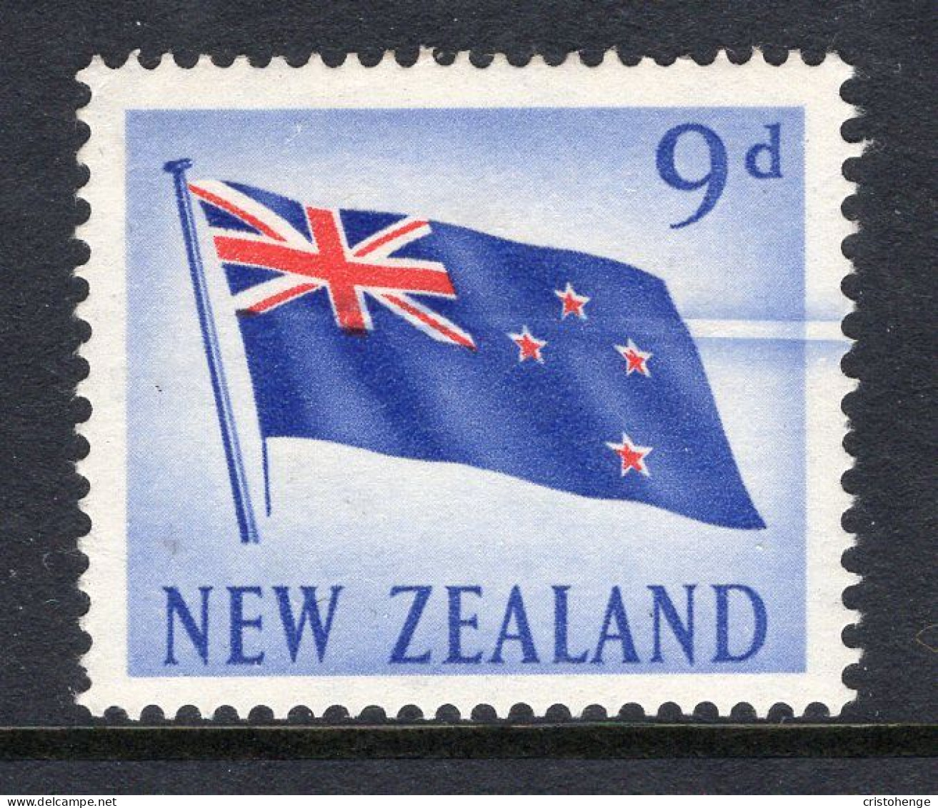 New Zealand 1960-66 Pictorials - 9d Flag - ERROR Doctor Blade Flaw HM (SG 790 Variety) - Neufs