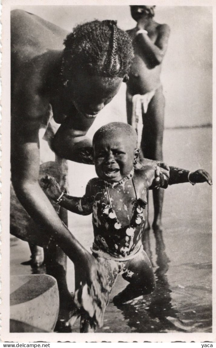 Niger Toilette De Bébé Au Fleuve - Niger