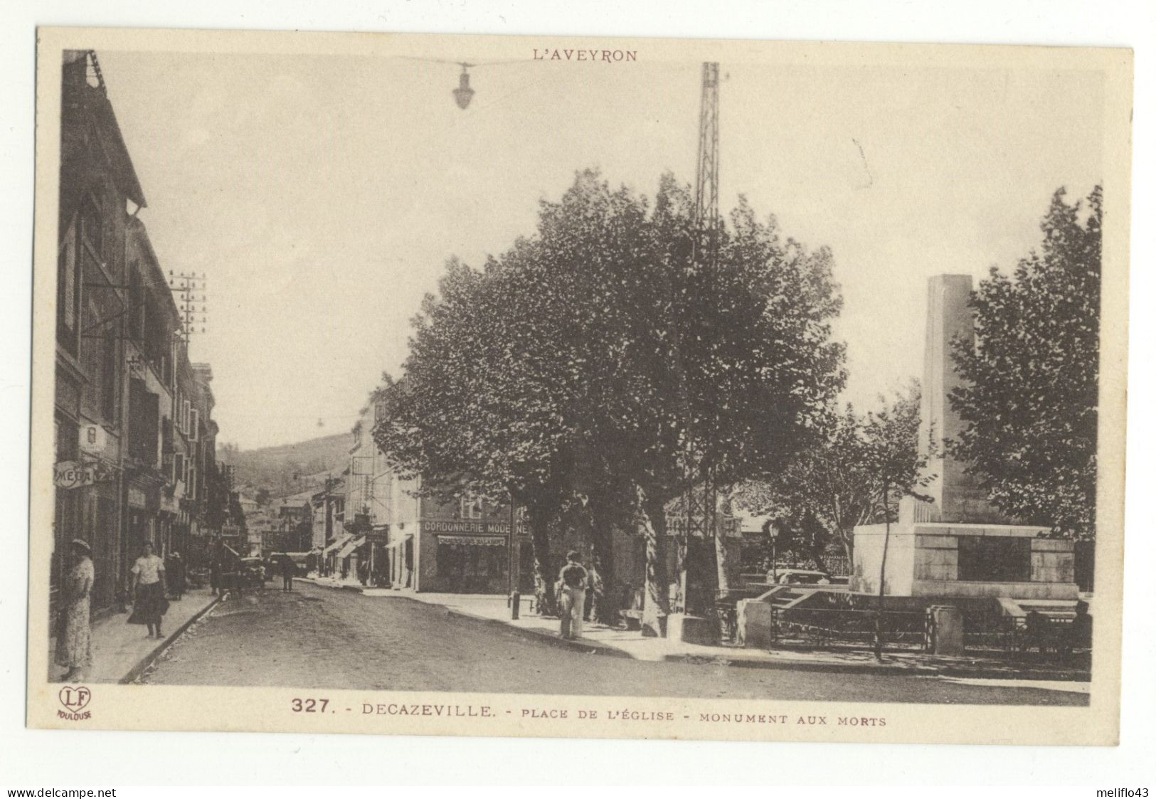 12/CPA A - Decazeville - Place De L'Eglise - Monument Aux Morts - Decazeville